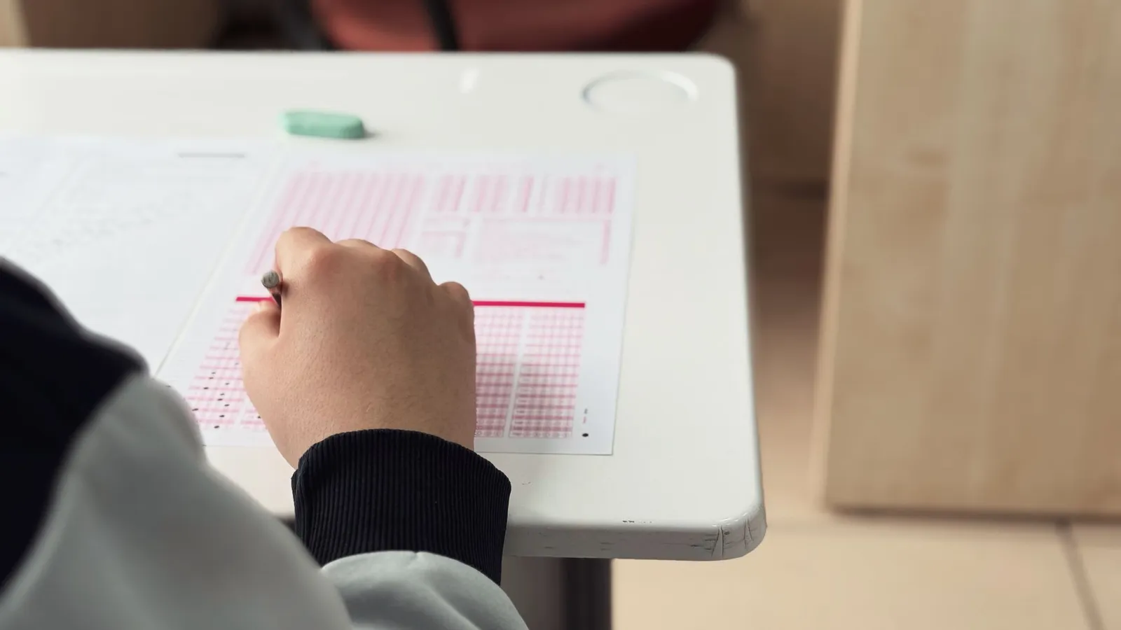 Aspirante respondiendo un examen escrito