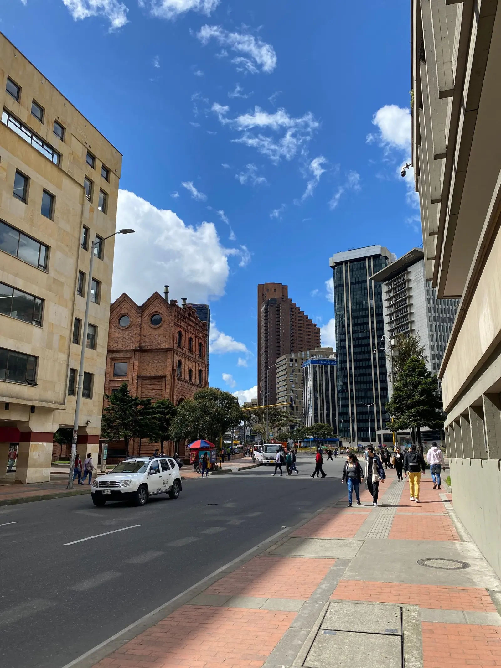 Calle de Bogotá cerca de la sede