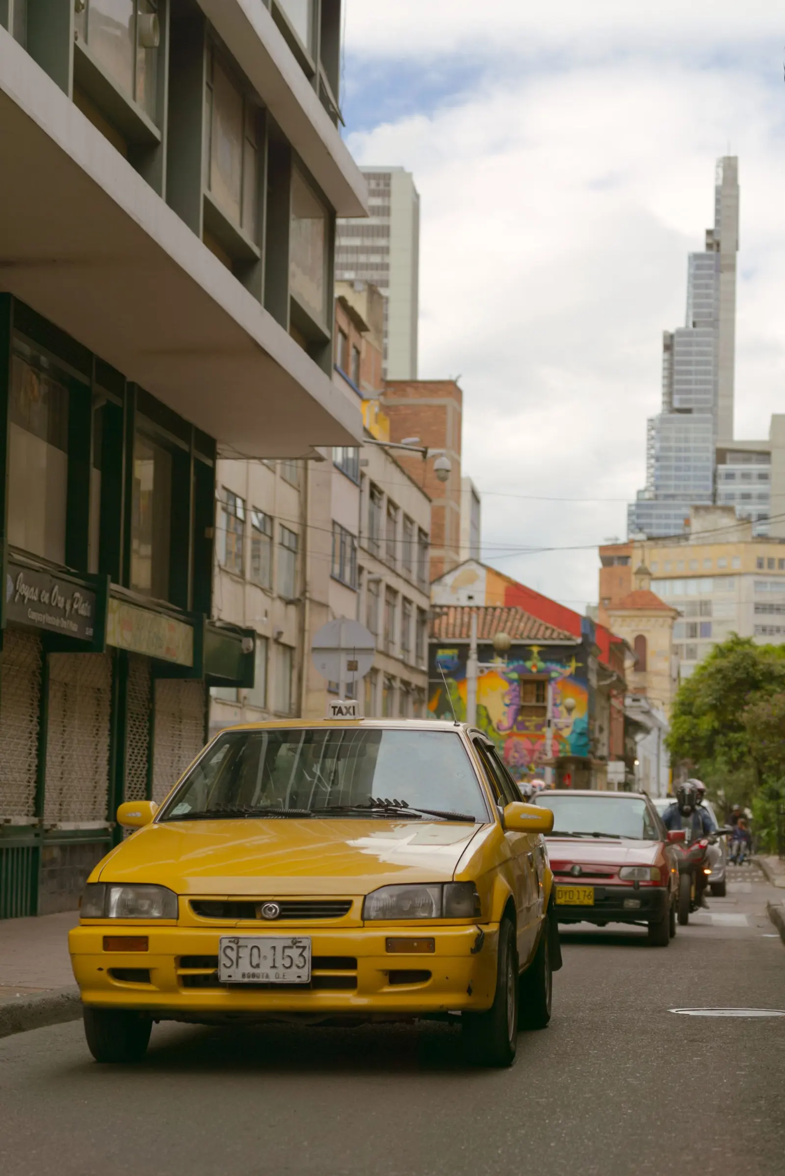 Taxi amarillo en una calle de Bogotá