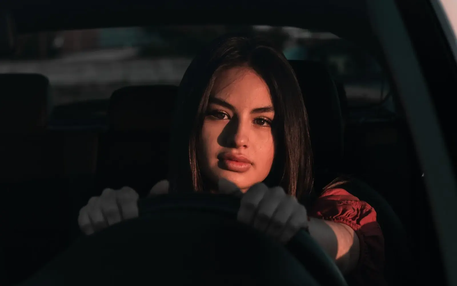 Conductora al volante al atardecer