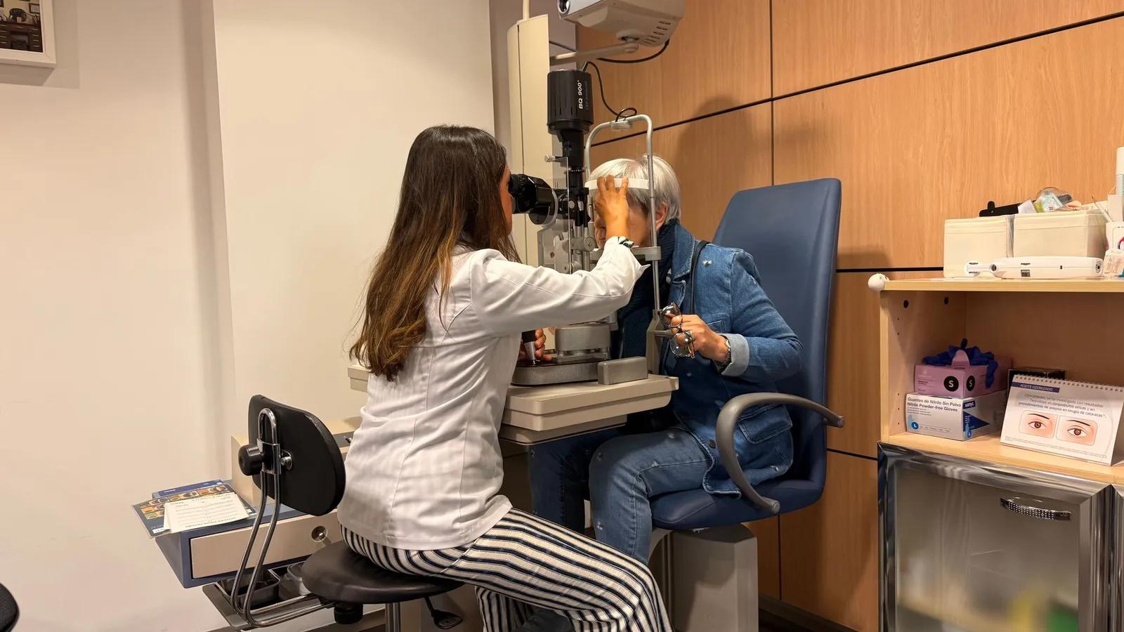 Profesional de la salud examinando a un conductor en el consultorio