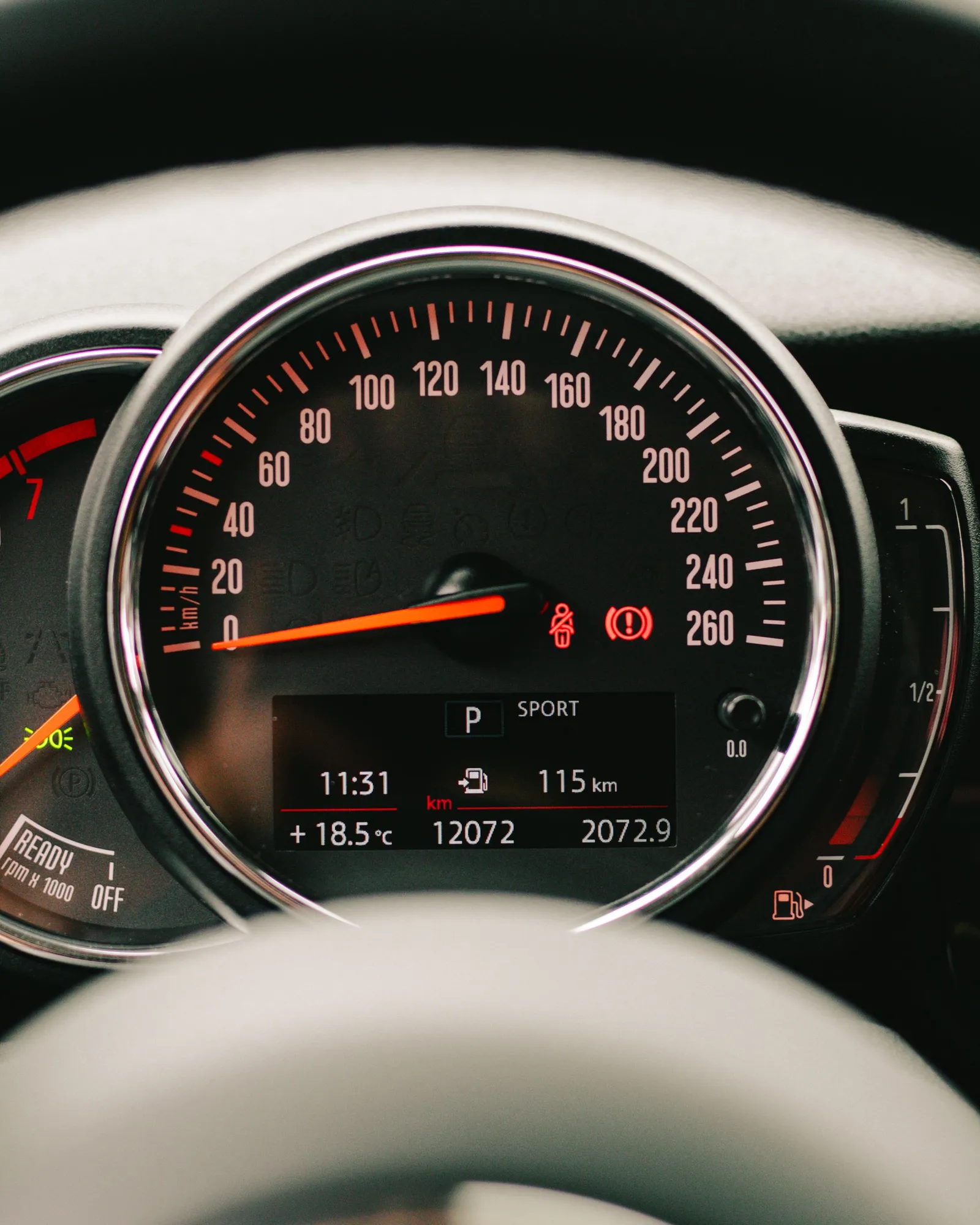 Velocímetro de un carro marcando la velocidad